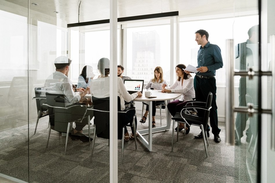 El microentorno y el macroentorno de una empresa influyen en su capacidad para competir, adaptarse al mercado y tomar decisiones estratégicas