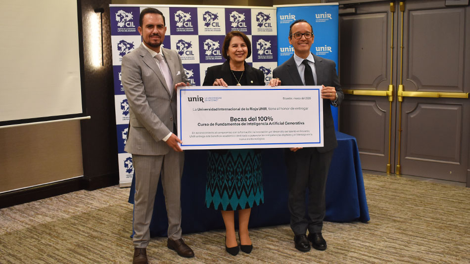 Durante el acto UNIR hizo entrega a CIL de 13 becas para el curso ‘Fundamentos de IA Generativa’.