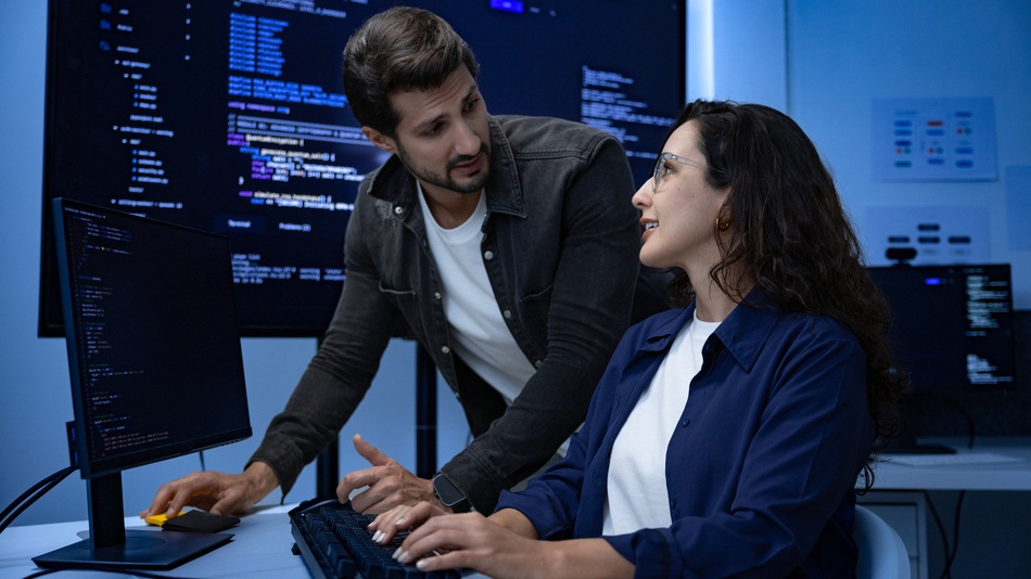 Un analista de ciberseguridad es el profesional encargado de proteger los sistemas, redes, aplicaciones y datos de una organización