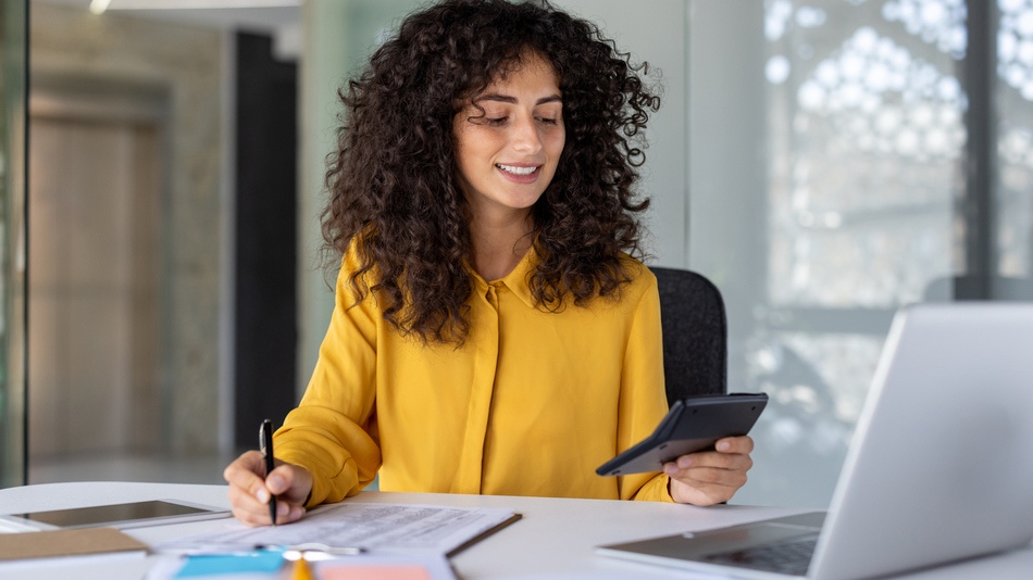 Para saber cuánto gana un contador en el Ecuador, es vital considerar diferentes variables como la experiencia, el tipo de empresa, el nivel de responsabilidad y la especialización que se tenga