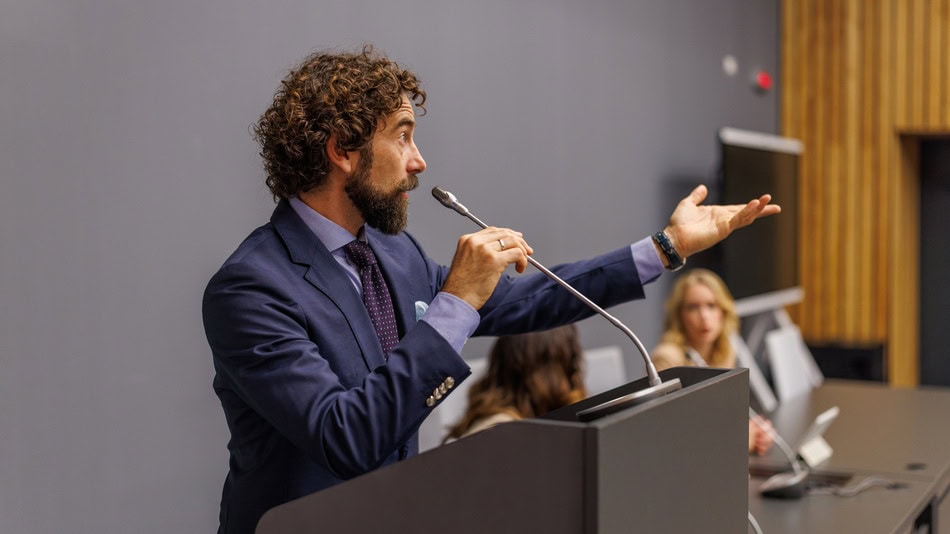 El campo laboral de un politólogo es amplio y no se limita a partidos políticos o elecciones