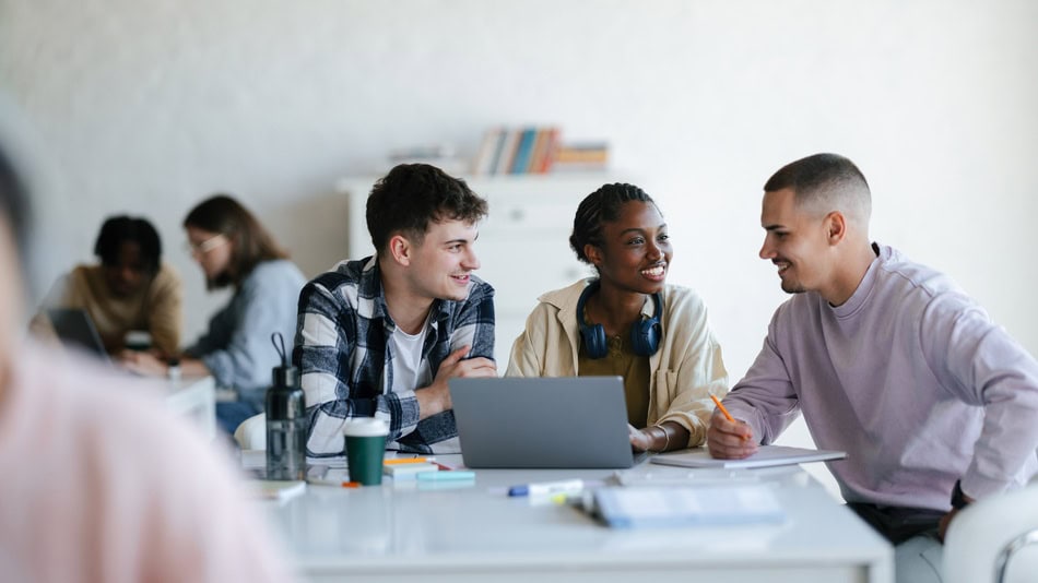 La educación continua es una manera de actualizar habilidades, responder a cambios tecnológicos y mantener tu perfil profesional vigente