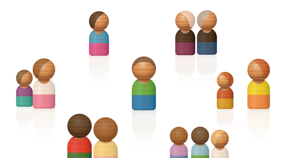 Constelaciones familiares. Figuras de juguete de madera terap&eacute;utica representando a familiares, amigos y otros contactos importantes