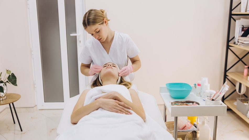 La cosmetología es la ciencia encargada de cuidar la apariencia de la piel, el cabello y otras zonas relacionadas con la estética a través de tratamientos, productos y técnicas no invasivas.