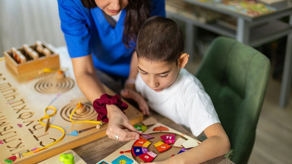 Trabajar las habilidades cognitivas en niños con TEA permite entender la forma en que aprenden, cómo atienden, qué recuerdan y cuáles tipos de apoyo necesitan para desenvolverse con seguridad en su vida diaria