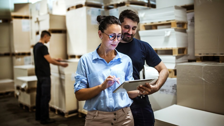 Entender qué es la distribución comercial permite ver cómo un producto pasa de la empresa al cliente