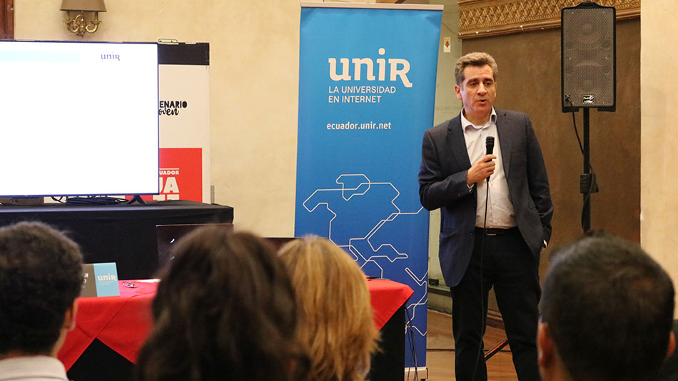 V&iacute;ctor Padilla, decano de la Facultad de Artes y Ciencias Sociales