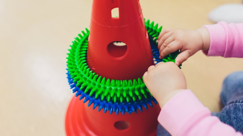 Los elementos de la psicomotricidad incluyen las habilidades que permiten al ni&ntilde;o conocer su cuerpo y desenvolverse mejor en su entorno, como el equilibrio, la coordinaci&oacute;n, la orientaci&oacute;n espacial, la motricidad fina y gruesa