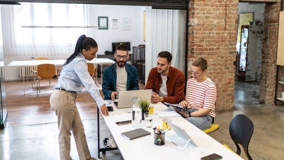 Un product manager es el profesional que guía la evolución de un producto para que responda a las necesidades reales del usuario y que tenga sentido para el negocio