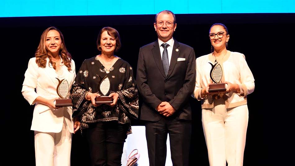 Rosalía Arteaga (segunda por la izquierda) junto a otros participantes en el evento.