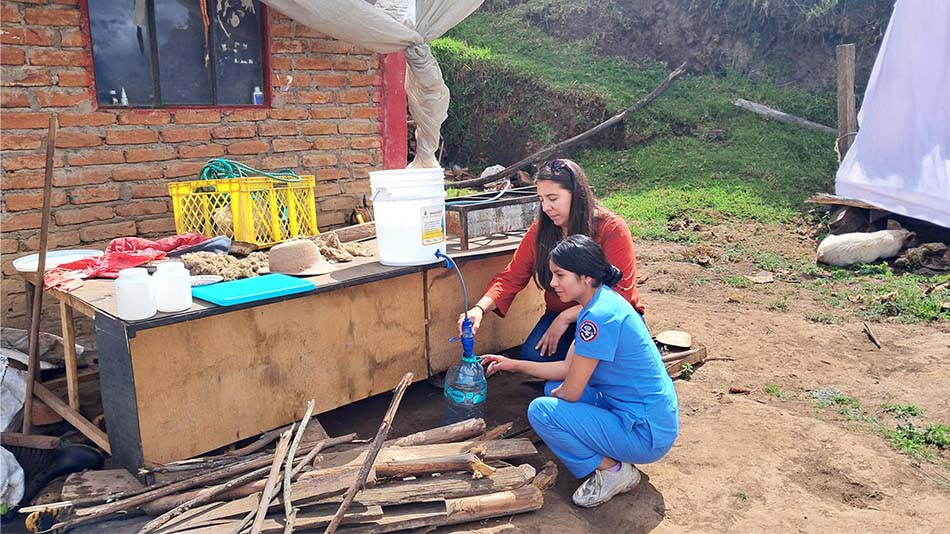 Pilar Villena, responsable del proyecto EDUWASH de UNIR, supervisa sobre el terreno el uso de filtros de agua.