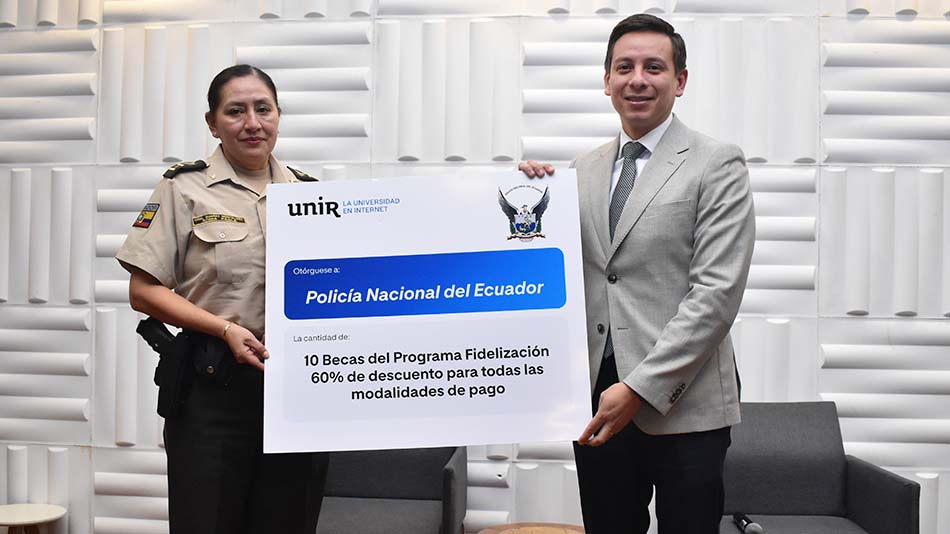 Fabián Santana, director de UNIR en Ecuador, hizo entrega simbólica de 10 becas universitarias a la coronel Paola Suárez Montaluisa., en representación de los miembros de la Policía Nacional.