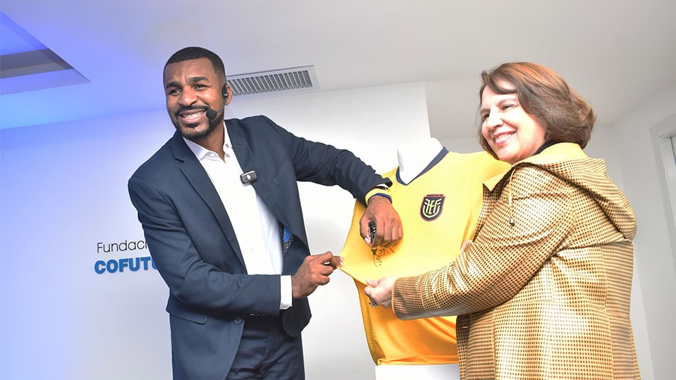 Erazo firm&oacute; la camiseta dise&ntilde;ada por UNIR para apoyar a la TRI. 