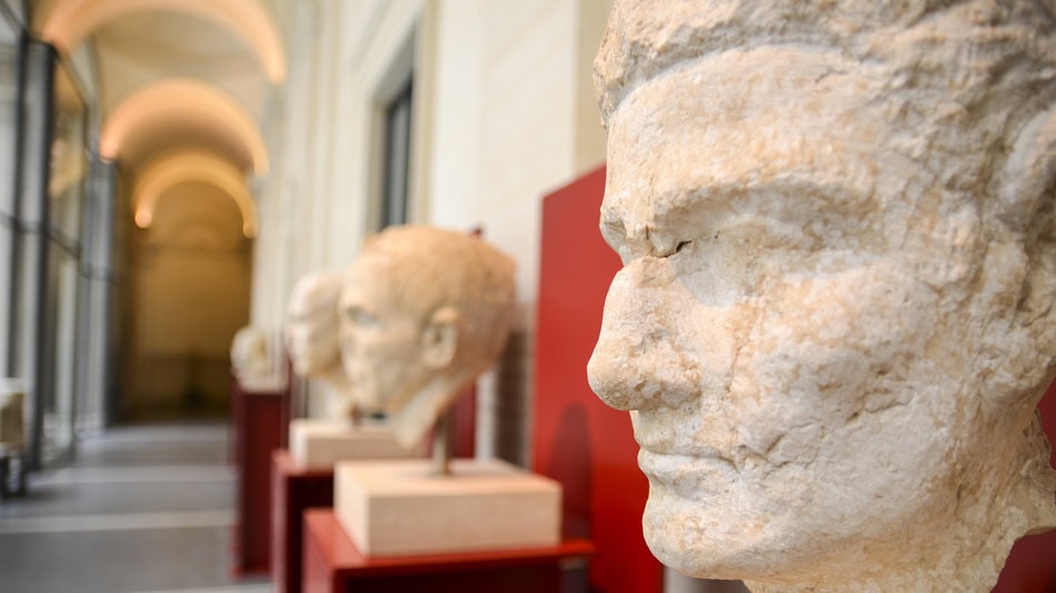 el historiador de arte puede colaborar con las colecciones privadas o públicas para identificar piezas, contextualizarlas, ordenar su documentación y valorar su coherencia dentro de un conjunto