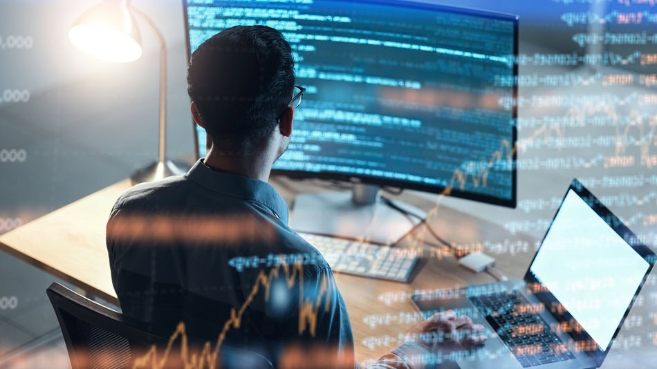 El ingeniero de software es el profesional especializado en diseñar soluciones diversas como una app bancaria, una plataforma de comercio electrónico, un sistema hospitalario o una herramienta de inteligencia artificial