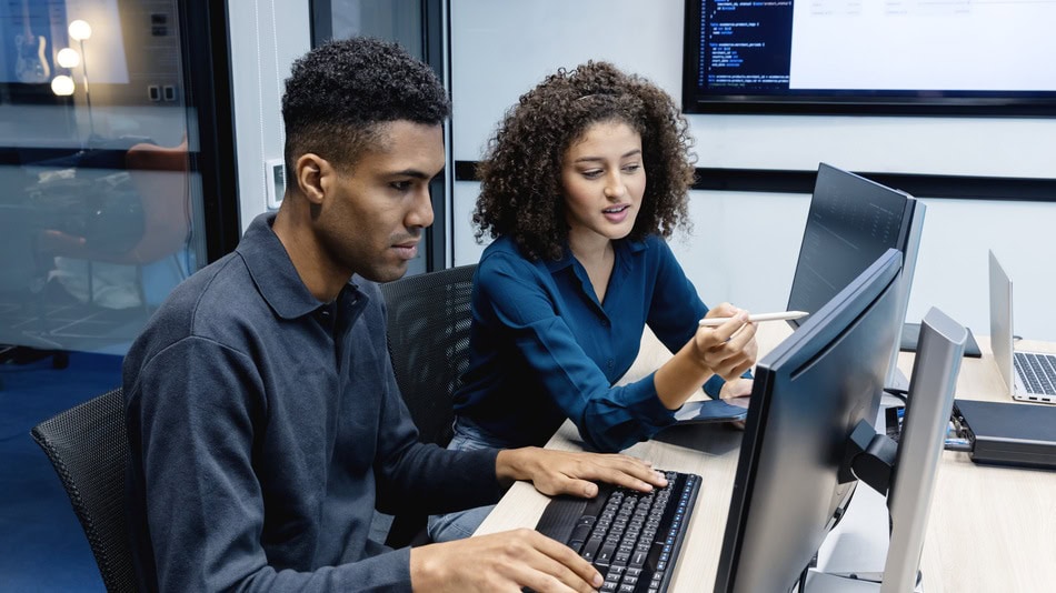 conocer las tendencias en desarrollo de software te ayuda a entender cuándo aplicar un enfoque ágil, en qué casos conviene una planificación secuencial y cómo integrar prácticas como Scrum, Kanban, DevOps o desarrollo Lean