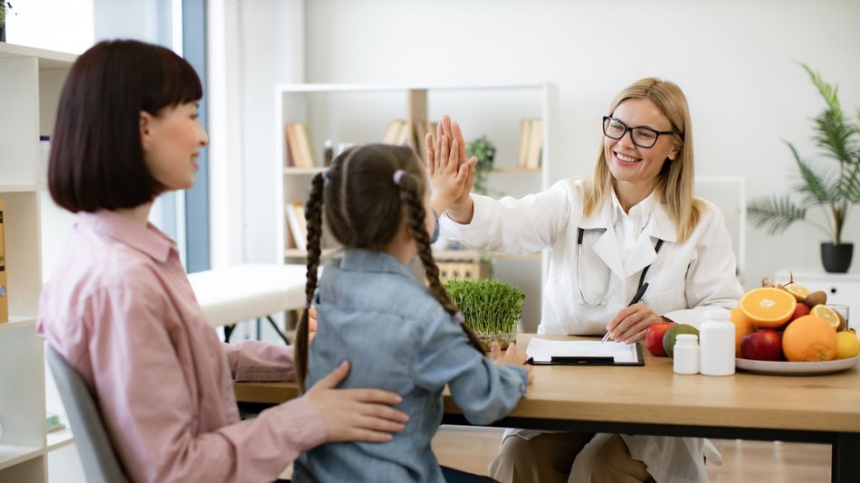 el trabajo del nutricionista infantil es esencial desde la lactancia materna y la alimentación complementaria hasta la adolescencia
