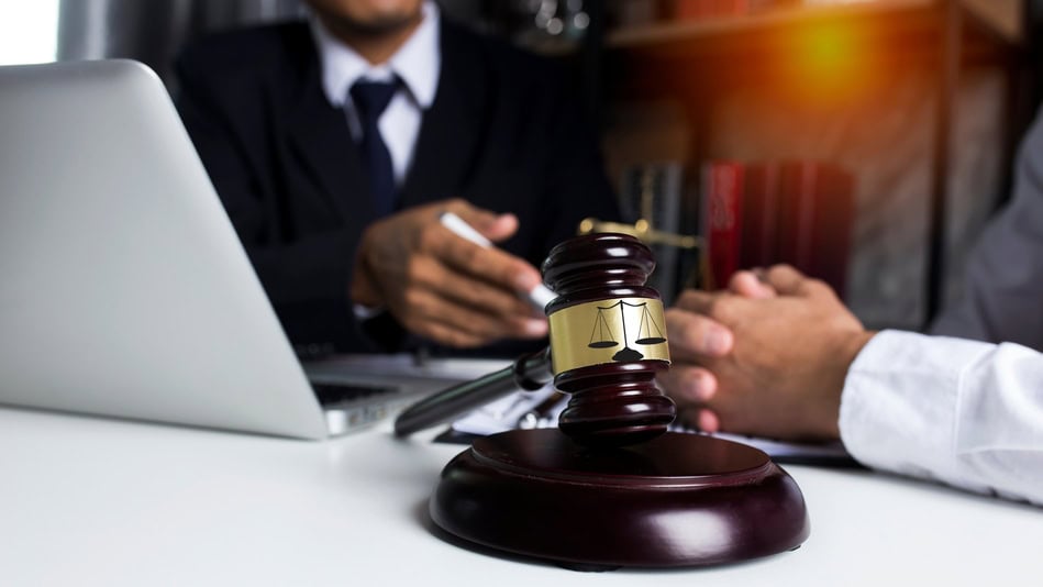 Un perito forense es un profesional que aporta conocimiento técnico, científico o práctico dentro de un proceso judicial