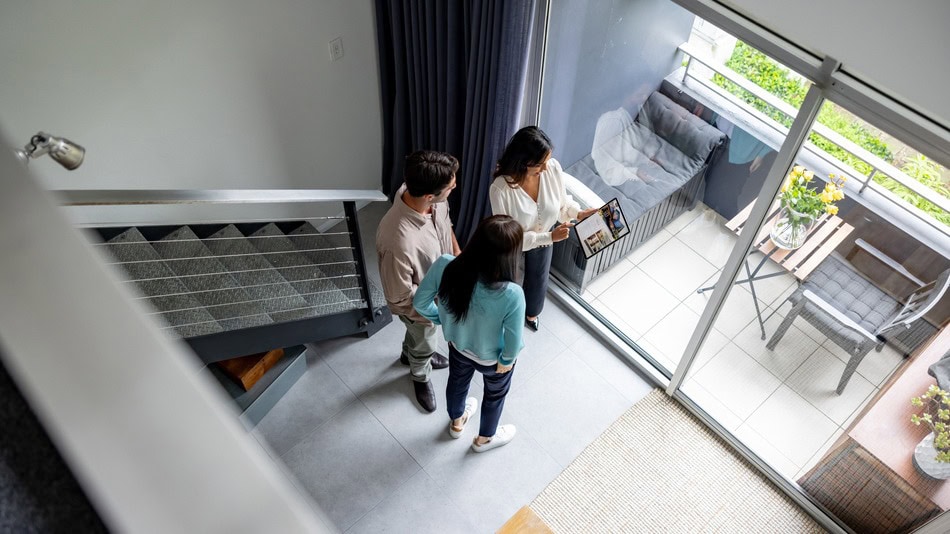 Un asesor inmobiliario es el profesional que acompaña a compradores, vendedores, arrendadores o inversionistas durante una operación relacionada con propiedades