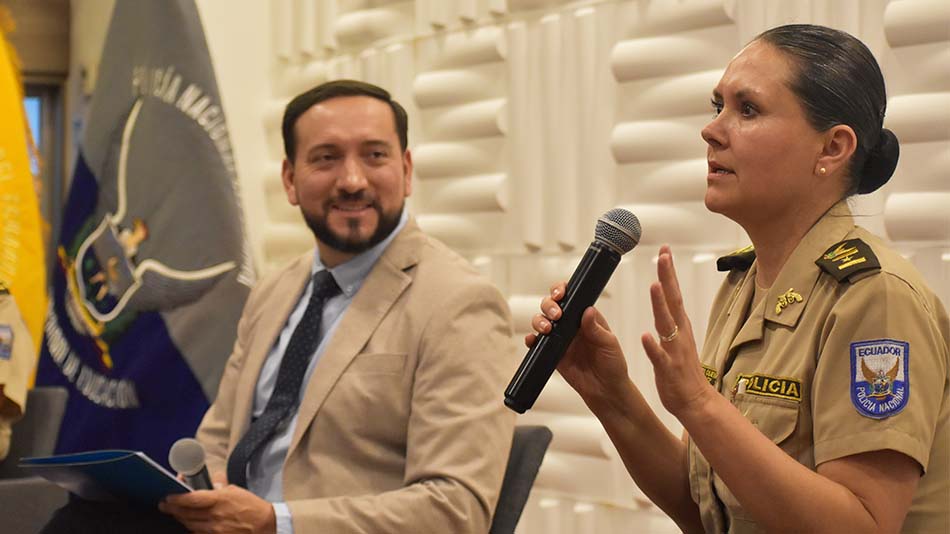 Beatriz Benavides Cueva, coronel y subsecretaria de la Policía Nacional, interviene junto al moderador del conversatorio, Jorge Loayza.