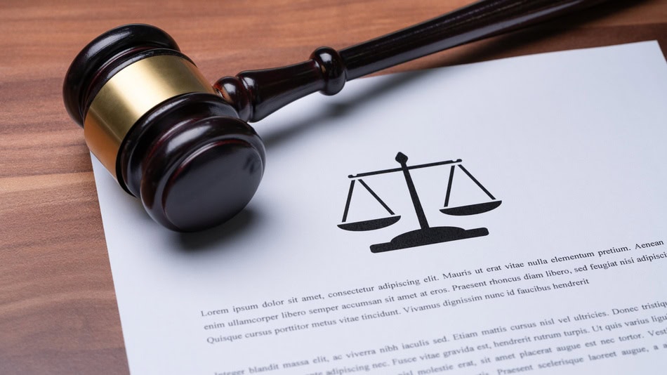 El abogado corporativo, en cambio, utiliza ese conocimiento dentro de una visión más amplia de la empresa, aplicando las fuentes del derecho mercantil