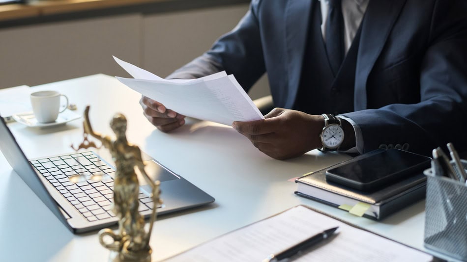 Detrás de una empresa que firma contratos, incorpora socios, negocia inversiones o reorganiza su estructura legal, está un abogado corporativo cuidando que cada decisión tenga respaldo jurídico y sentido empresarial