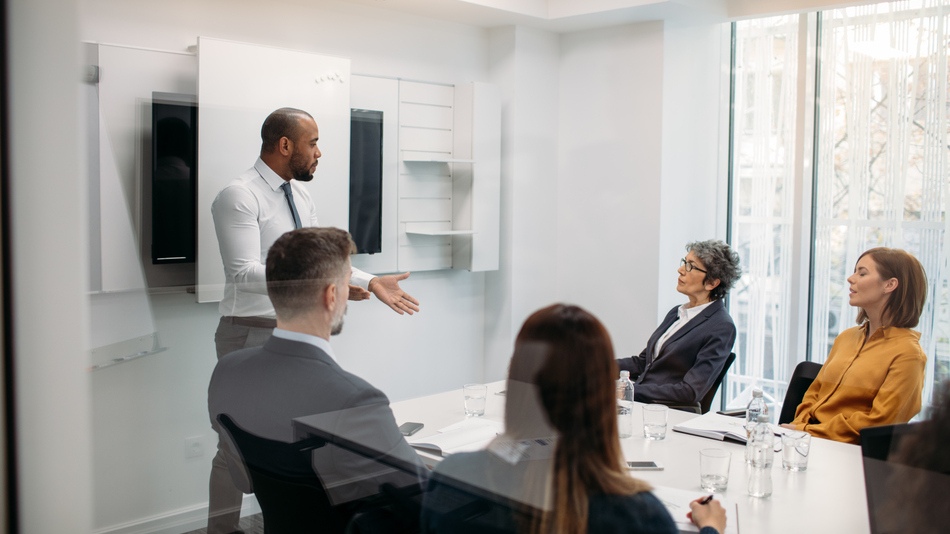 Elegir entre estudiar ADE o Negocios Internacionales no siempre es fácil, sobre todo si te interesa el mundo empresarial