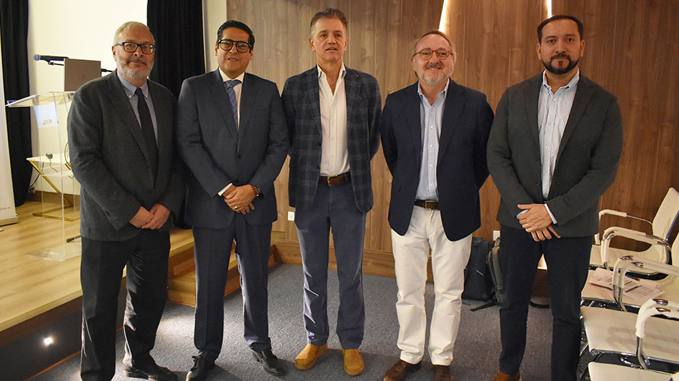 Rafael Llavori, experto en Calidad Internacional de UNIR; Pablo Beltr&aacute;n, representante del CES; Guillermo Alb&aacute;n, rector del Instituto Superior Tecnol&oacute;gico San Antonio; Manuel Herrera, director acad&eacute;mico de Relaciones Internacionales de UNIR; y Jorge Loayza, gerente de Programas de UNIR.