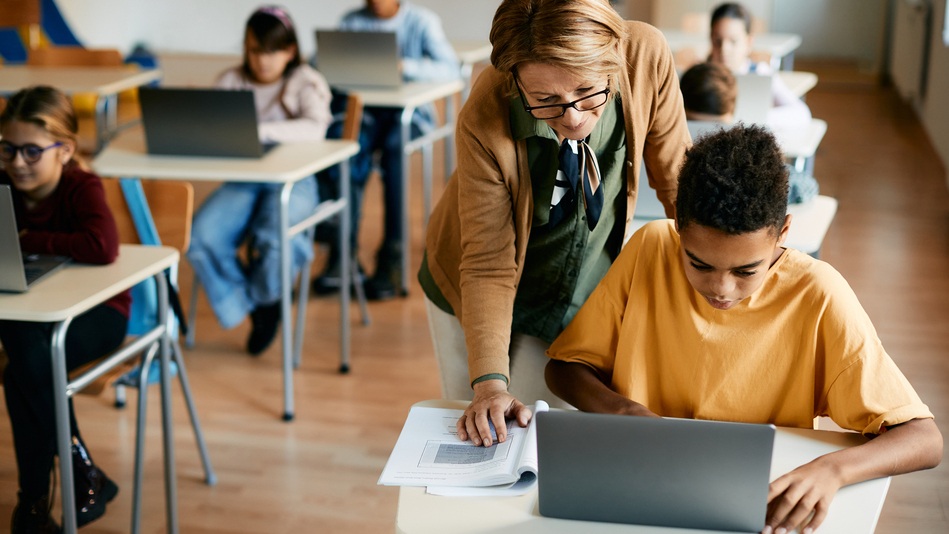 Un orientador educativo es un profesional responsable de apoyar a los estudiantes en el ámbito académico, social y personal para ayudarles a prosperar