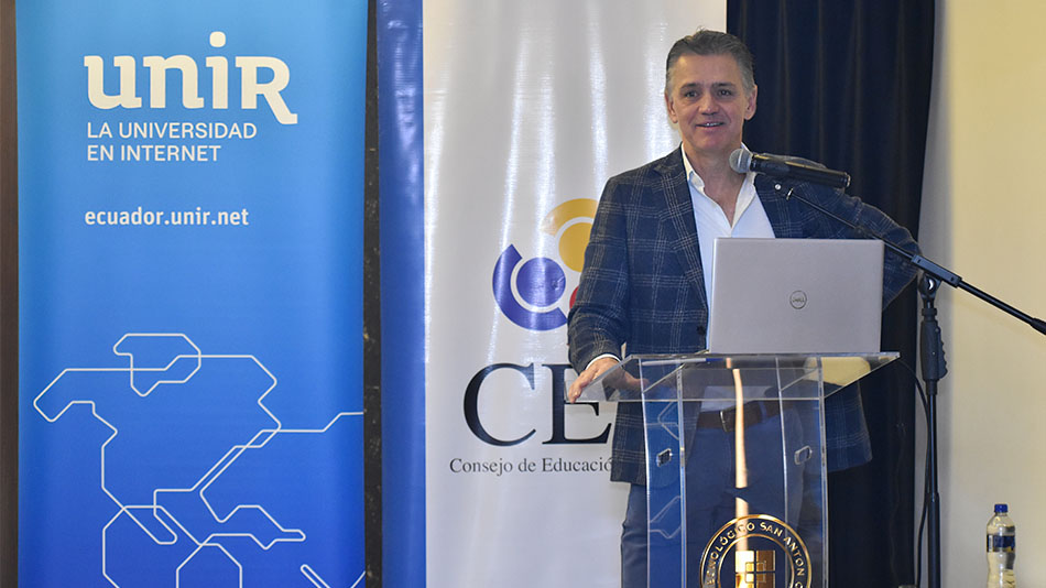 Guillermo Alb&aacute;n, rector del Instituto Superior Tecnol&oacute;gico San Antonio.