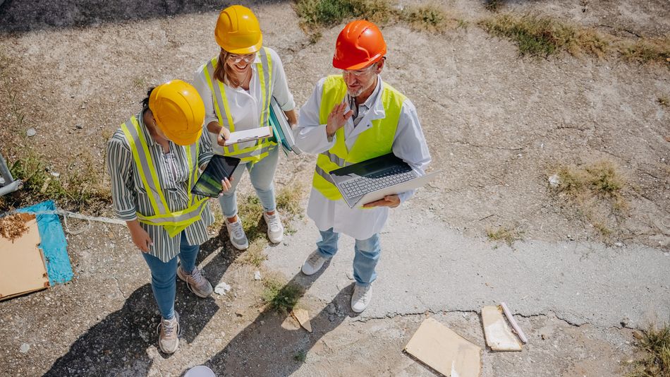 El residente de obra es el profesional que convierte la planificación en ejecución, coordinando las decisiones técnicas, el personal, los recursos y los avances diarios en el terreno