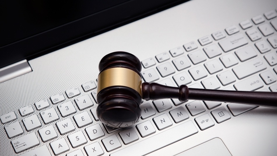 Un perito informático judicial es un profesional con conocimientos especializados en tecnología, que interviene en procesos judiciales