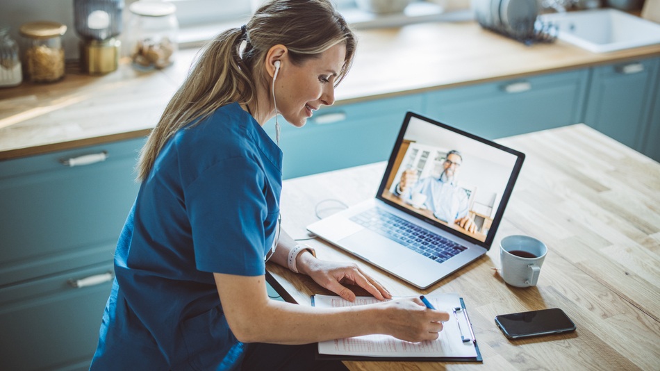 comprender la salud ocupacional y teletrabajo en Ecuador implica considerar la ergonomía, la organización de la jornada y los riesgos psicosociales implícitos