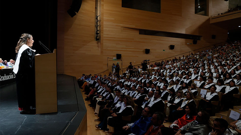Jessica Rivadeneira agradeci&oacute; a UNIR en un discurso el d&iacute;a de su graduaci&oacute;n: "La oportunidad a los que venimos de Latinoam&eacute;rica de poder forjar nuestro destino".