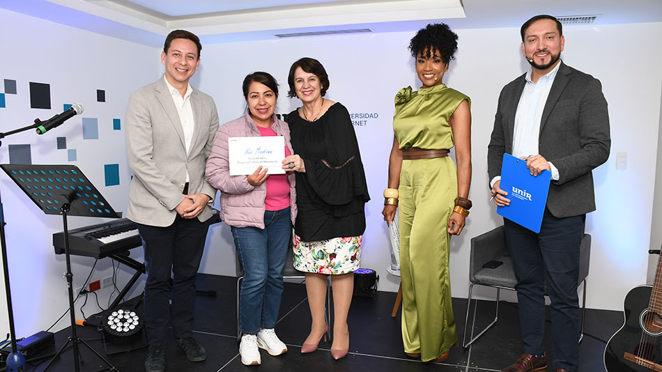 Durante el acto, Rosalía Arteaga, presidenta de UNIR, entregó varias ‘Becas Cultura en Movimiento’ a sus beneficiarios, acompañada por Fabián Santana (izquierda de la imagen), Karla Kanora y Jorge Loayza.