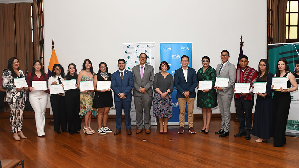Los representantes de UNIR y Consejo de Comunicación posan junto con los once beneficiados con las becas.