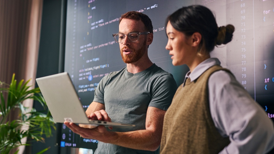 El forward deployed engineer es uno de los perfiles tecnológicos emergentes especializado en programar, integrar sistemas y acompañar en la implementación de soluciones dentro del entorno real de una organización