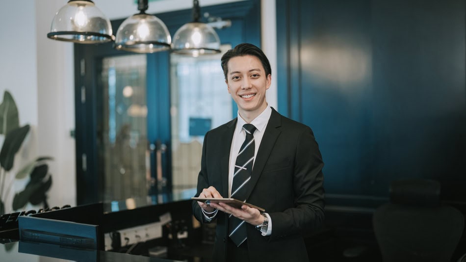 El revenue manager es el profesional encargado de analizar cómo evoluciona la demanda y convertir esa información en decisiones orientadas a mejorar los ingresos y la rentabilidad de la dirección hotelera