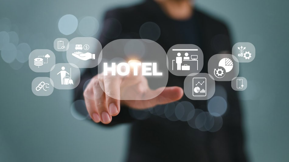 El revenue management es una estrategia de gestión hotelera que utiliza datos sobre la demanda, la disponibilidad, la ocupación y el comportamiento del mercado para decidir qué precio aplicar a cada habitación en diferentes momentos