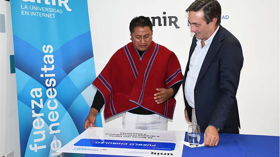 Manuel Mazabanda, presidente de la Uni&oacute;n de Organizaciones del Pueblo Chibuleo, y Luis Usera, director general de UNIR, en el momento de la firma.