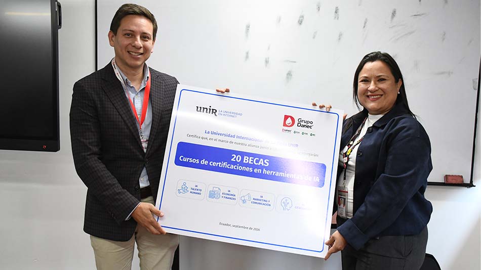 Fabián Santana, director de UNIR Ecuador, y Priscila Maldonado, gerente de Talento y Cultura de Grupo DANEC.