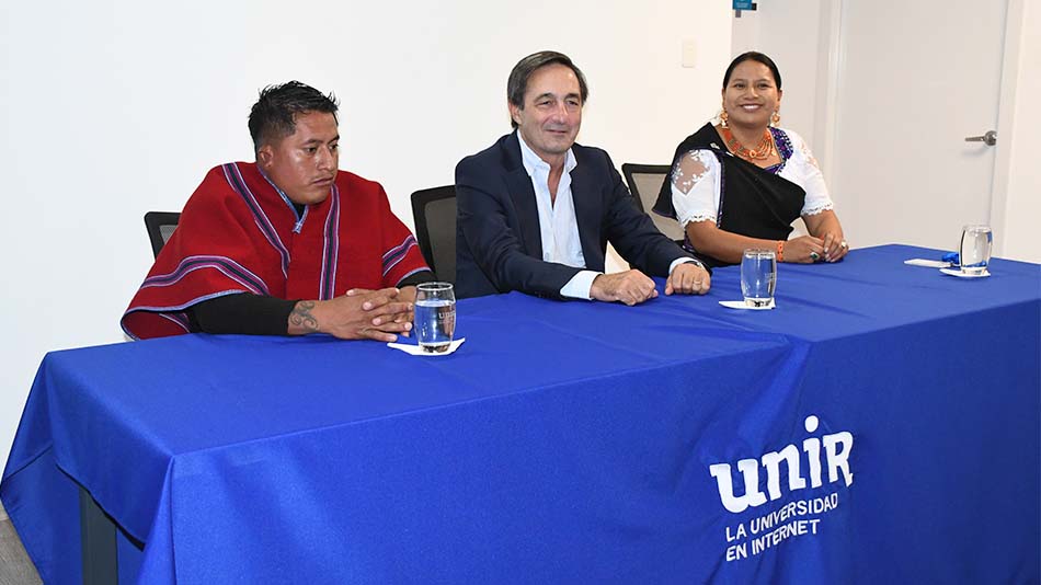 Luis Usera, en el centro de la mesa, subray&oacute; Luis Usera enfatiz&oacute; la dimensi&oacute;n comunitaria de la iniciativa. 