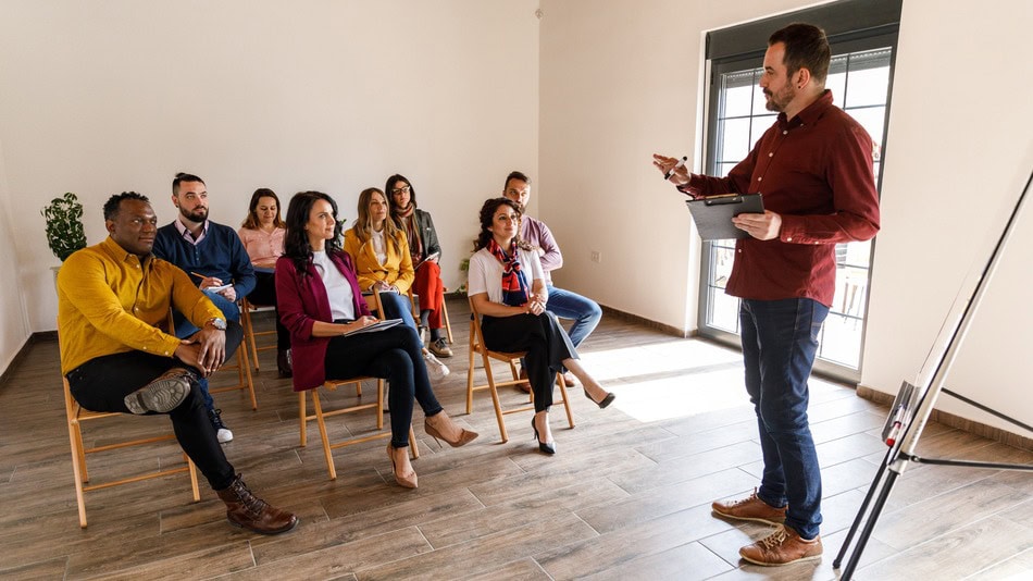 El consultor educativo en Ecuador es un profesional que asesora a las instituciones, los docentes y las organizaciones para mejorar sus procesos de enseñanza