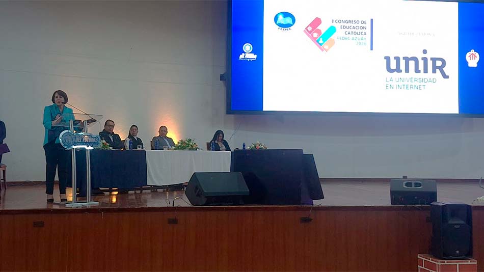 Rosal&iacute;a Arteaga, presidenta de UNIR en Ecuador, ante el atril.