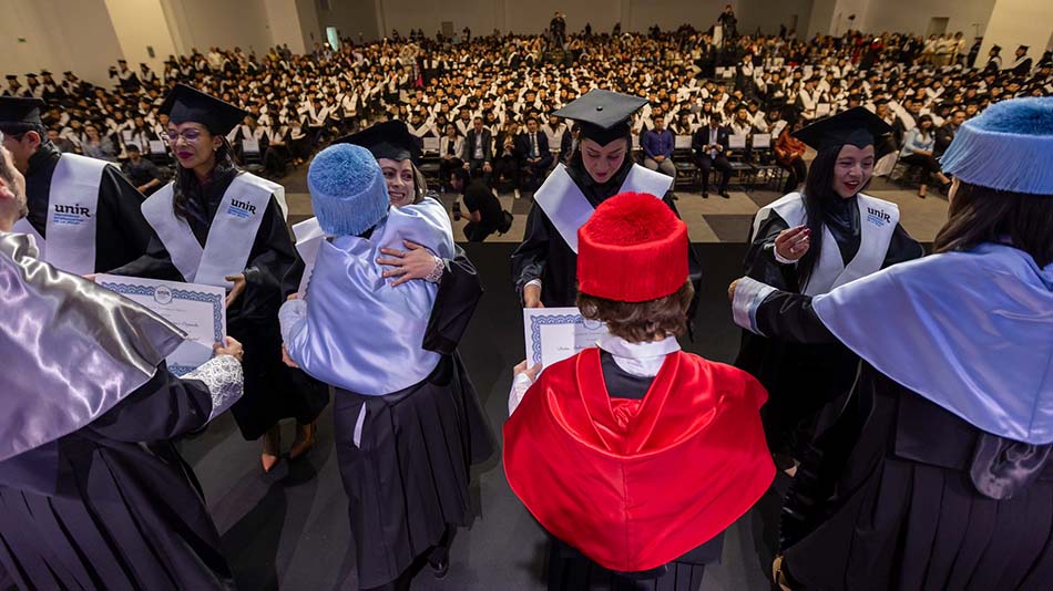 Momento de entrega de los diplomas en la ceremonia de 2025.