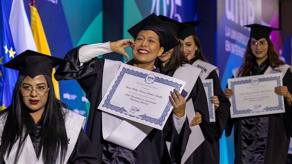 Felicidad de una estudiante al recibir su diploma.