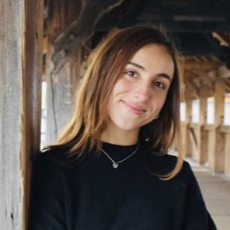 Miriam Schirinzi Giménez, Experta asociada